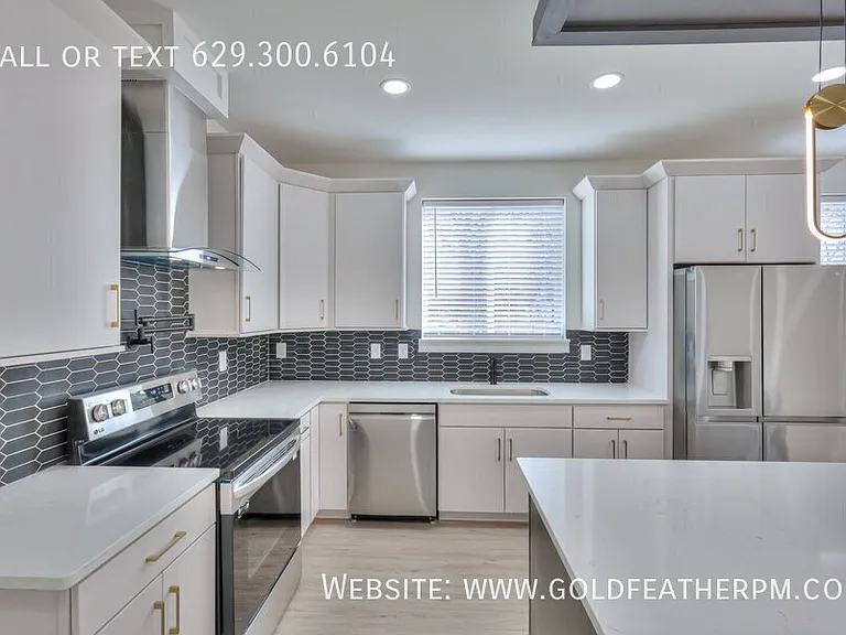 402B E Trinity Ln — Photo 4
