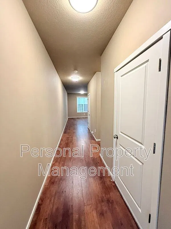 3 bed, 2.5 bath, 1659 sqft, $2,395 — Photo 2