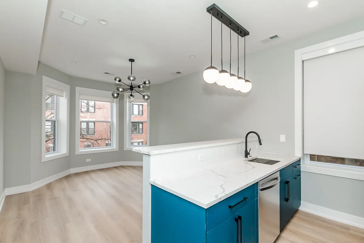 Building Photo - 716 S Laflin St #2F