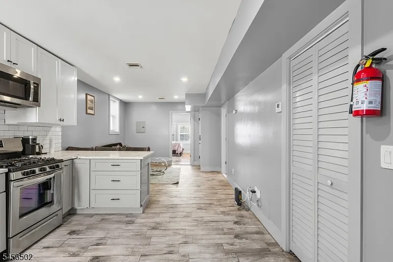2 bed, 1.0 bath, $2,800 — Photo 2