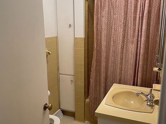 4th image of 115 E Elm St