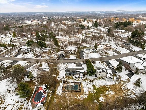 5th image of 584 Stoneleigh Rd