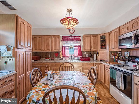 5th image of 118 Stratford Ave