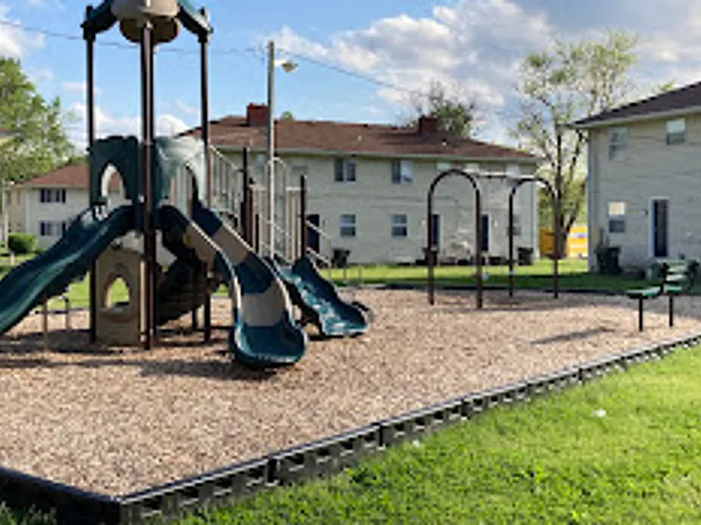 Colonial Manor — Photo 1