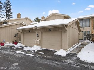 7107 Pebble Park Dr #163, West Bloomfield, MI 48322
