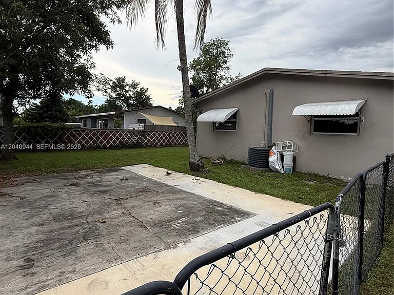 300 SW 9th Ave #A — Photo 2