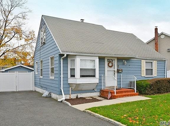 2nd image of 221 S Pershing Ave