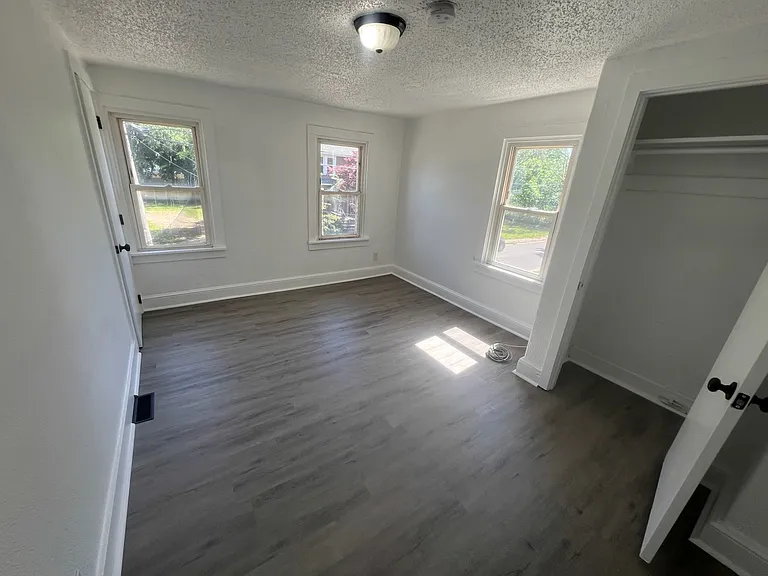 109 W Buck St — Photo 6