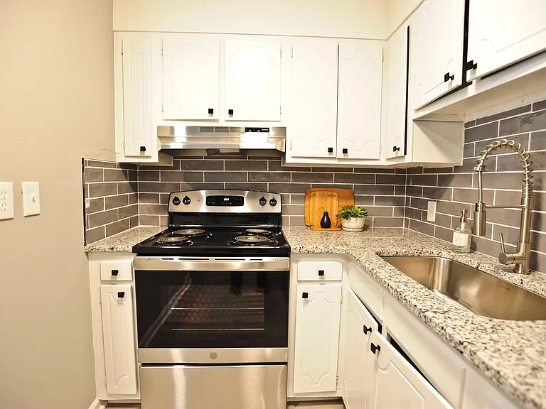 133 N Spring St — Photo 15