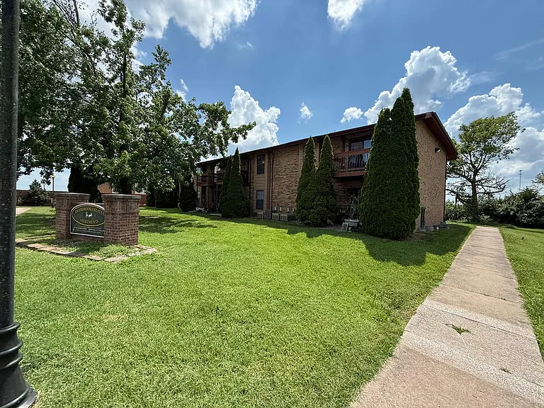 122 Fairway Ave #124 — Photo 3