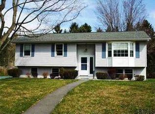 4 Meadowlark Ln, Wynantskill, NY 12198
