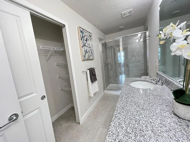 Primary full bath with linen closet storage space