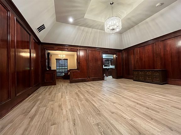 4th image of 627 Meadowbrooke Pl