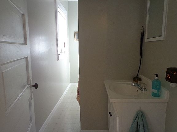 5th image of 208 S Elm St