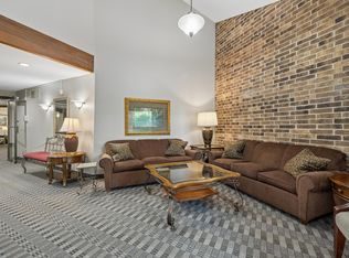 35 Nathan Ln N APT 303, Plymouth, MN 55441