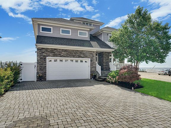 3rd image of 585 Bay View Dr