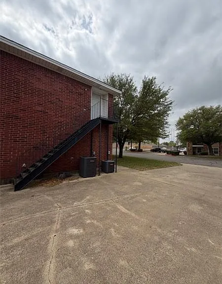 2334 Breezy Dr — Photo 2
