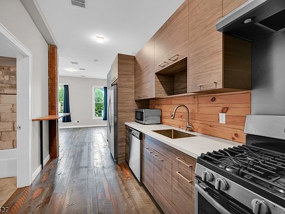 2nd image of 180 Spring St