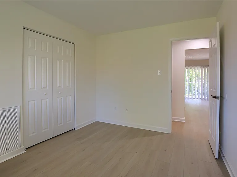 Twin Lakes Apartments — Photo 33