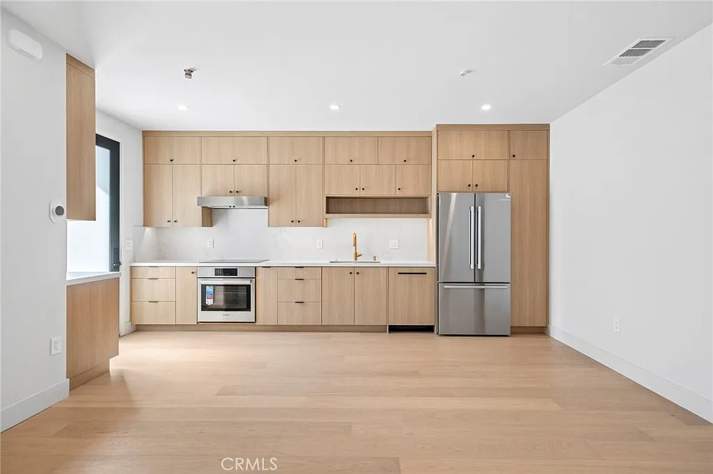 2 bed, 800 sqft, $5,795 — Photo 3