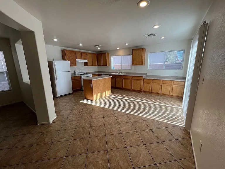 718 Thornford St — Photo 8