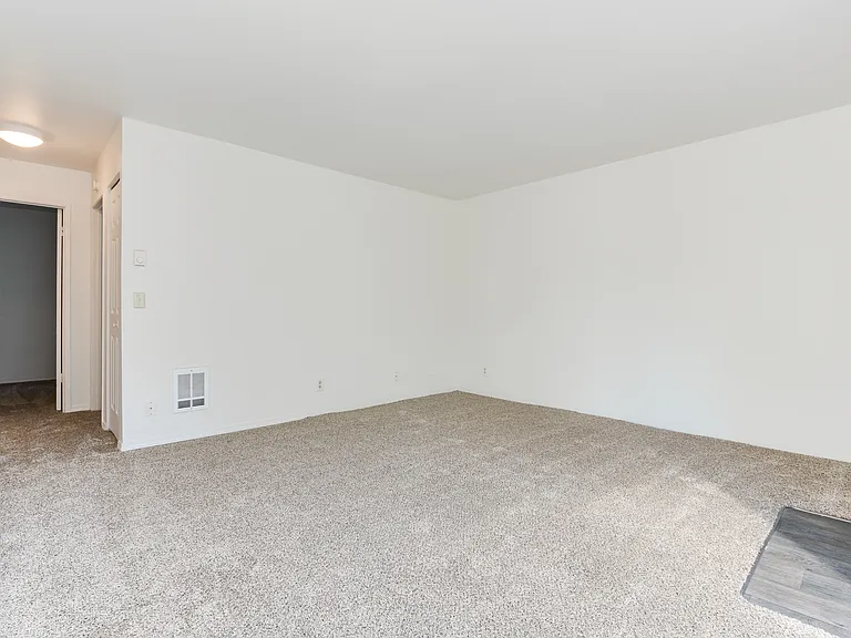 Crestwood Court Apartments — Photo 13