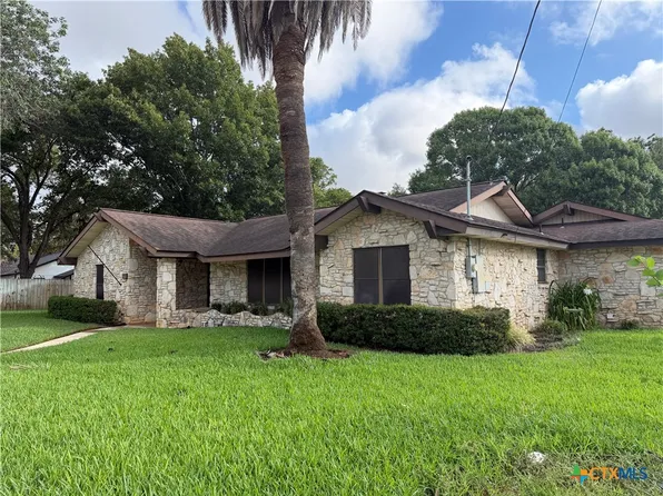 212 S 4th St, Stockdale, TX 78160