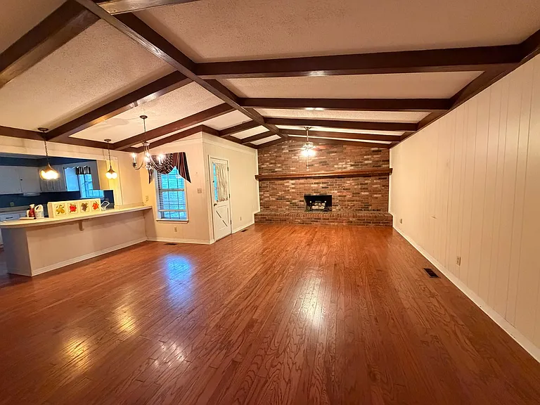 319 Tanglewood Dr — Photo 4