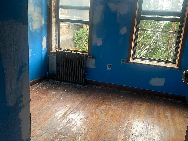 25-43 35th St #2L — Photo 1