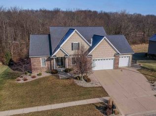 22 Crooked Creek Ct, Bloomington, IL 61705