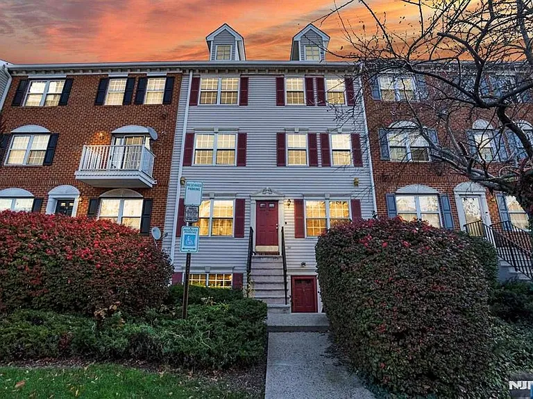100 Callahan Ct — Photo 1