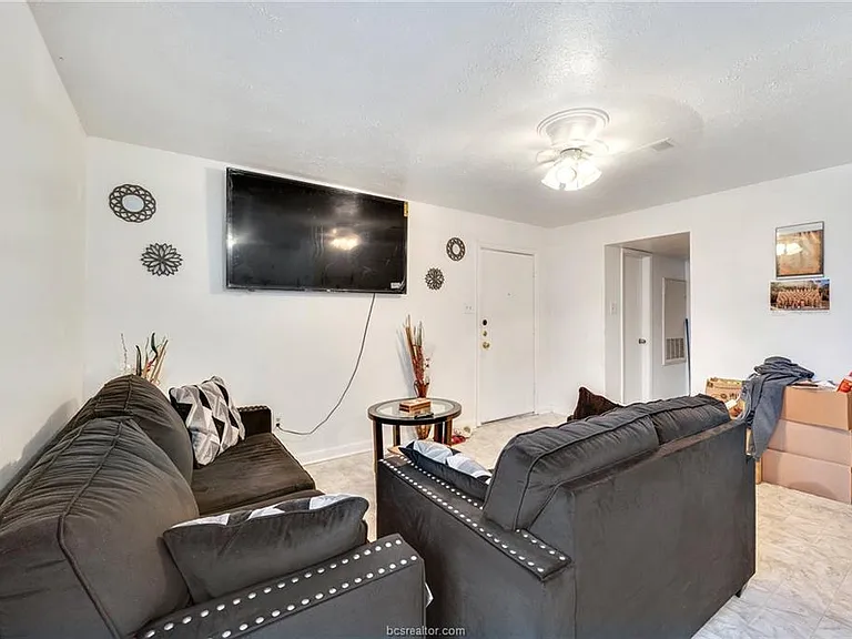 1526 Pine Ridge Dr #D — Photo 3