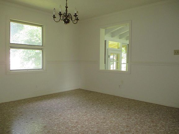 4th image of 2700 Cresland Dr