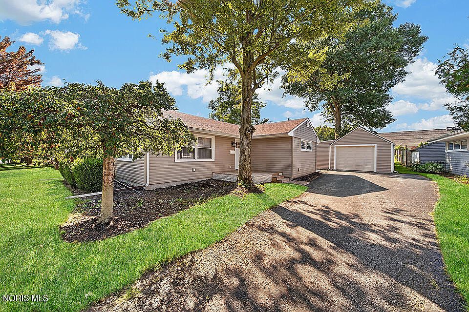 1st image of 121 Springbrook Dr