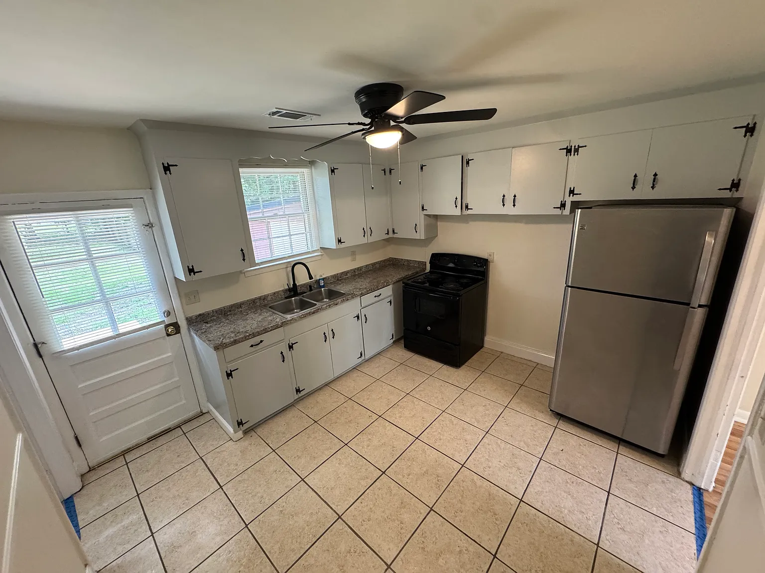 3 bed, $2,200 — Photo 2