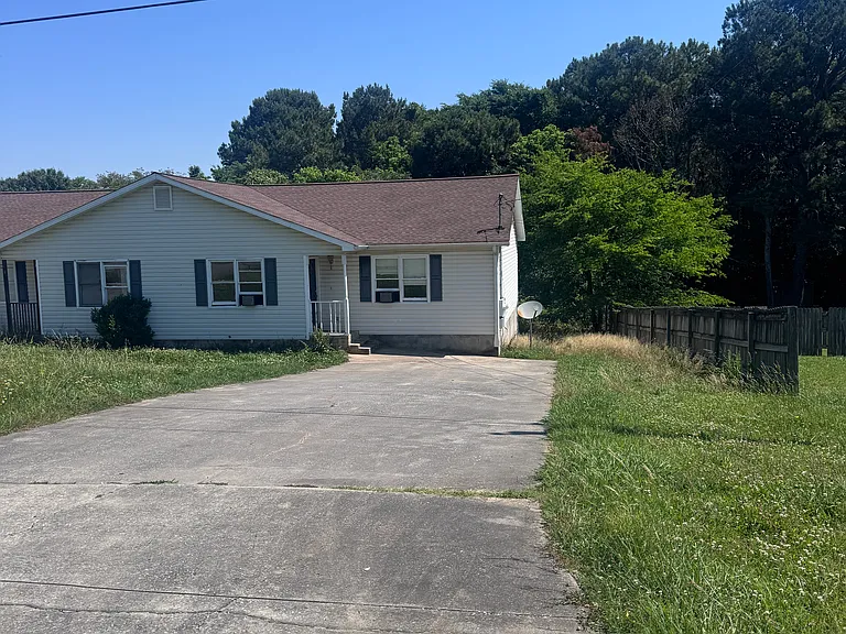 563 Hendrix Rd — Photo 2