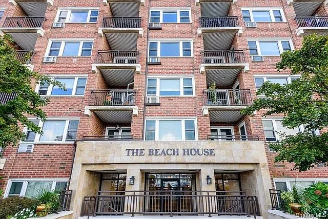 Building Photo - 740 E Broadway #3E