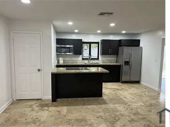 806 Gardenside Ct, Lehigh Acres, FL 33936
