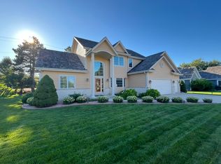 8211 S Country Club Cir, Franklin, WI 53132