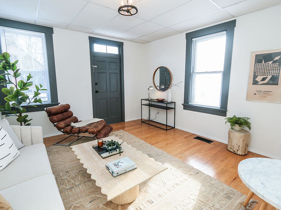 LIVING ROOM/Front door