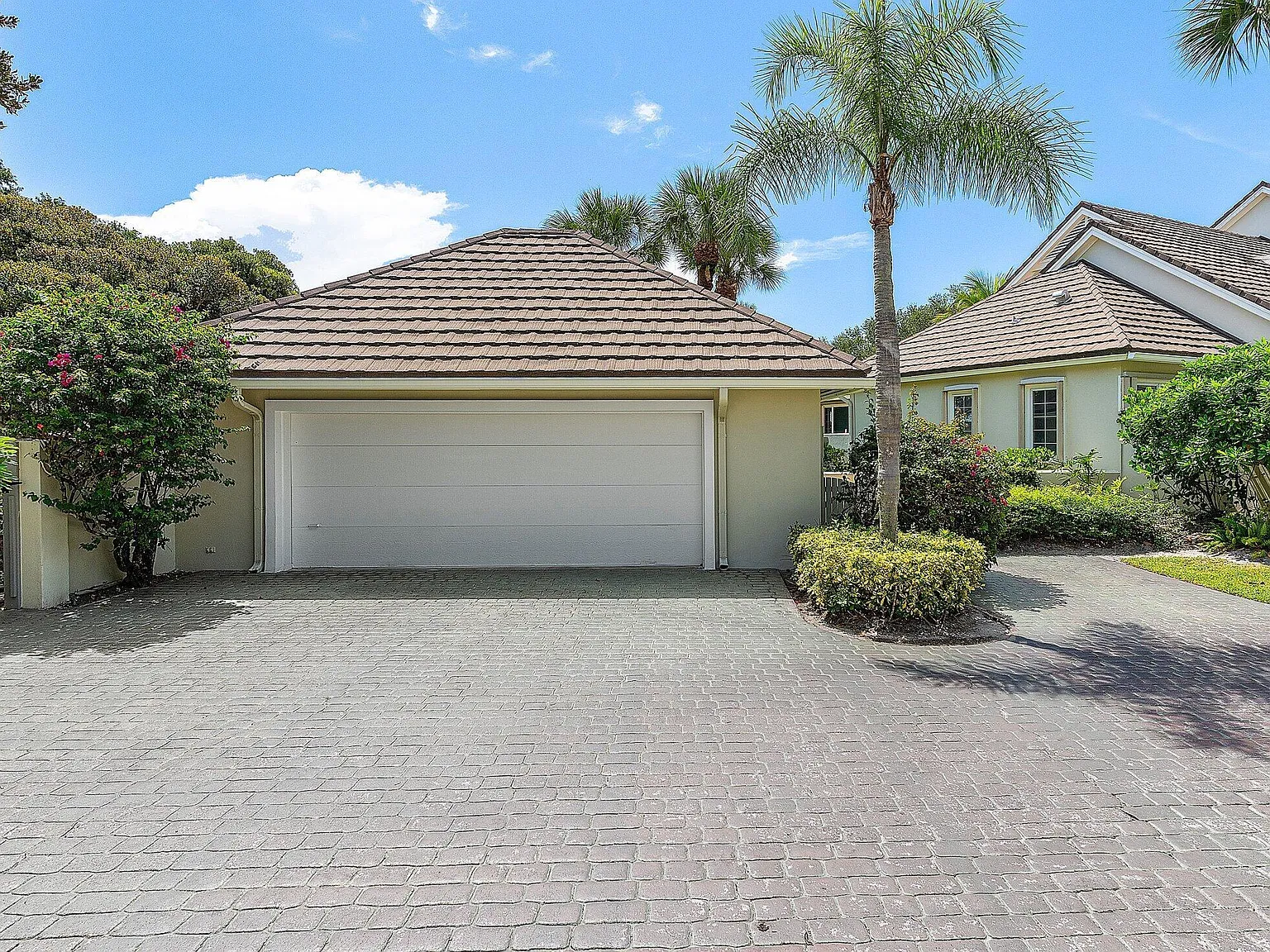 3 bed, 3.0 bath, 1936 sqft, $9,000 — Photo 2