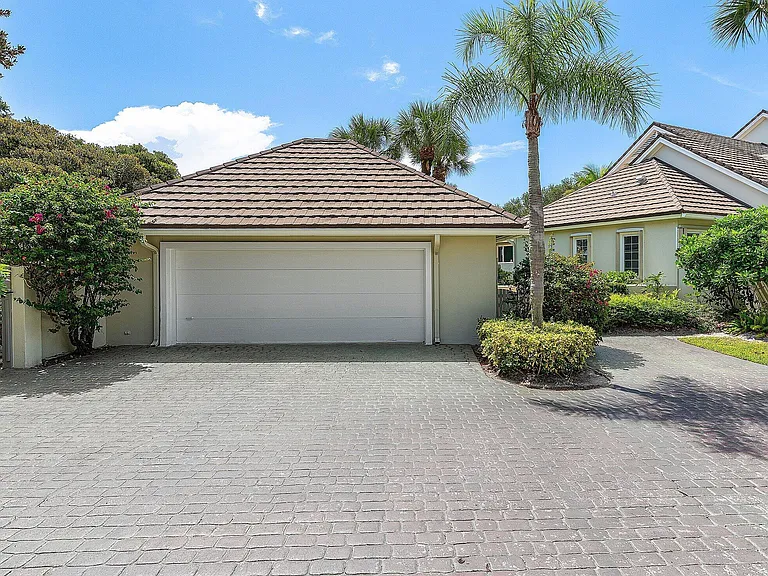 2584 Muirfield Ct — Photo 2