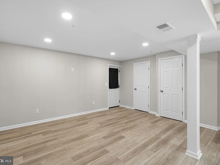 1043 Debbie Ave — Photo 32