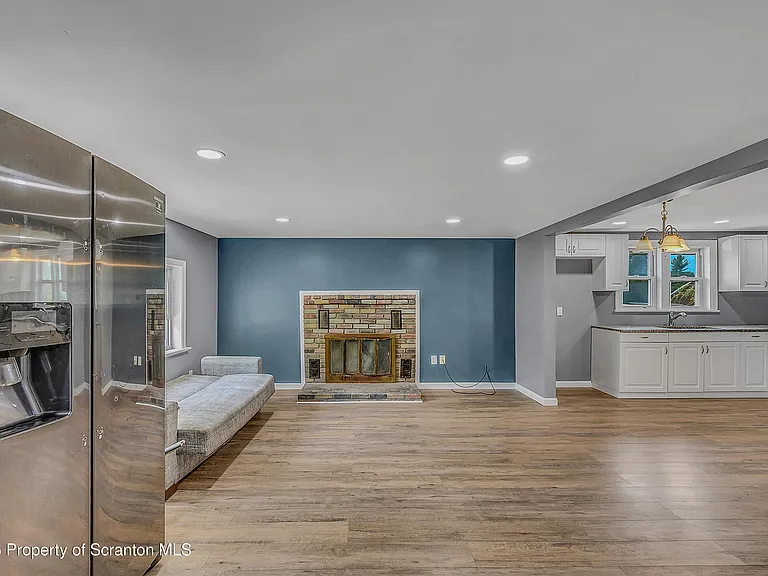 664 Laurel Dr #FRONT — Photo 8