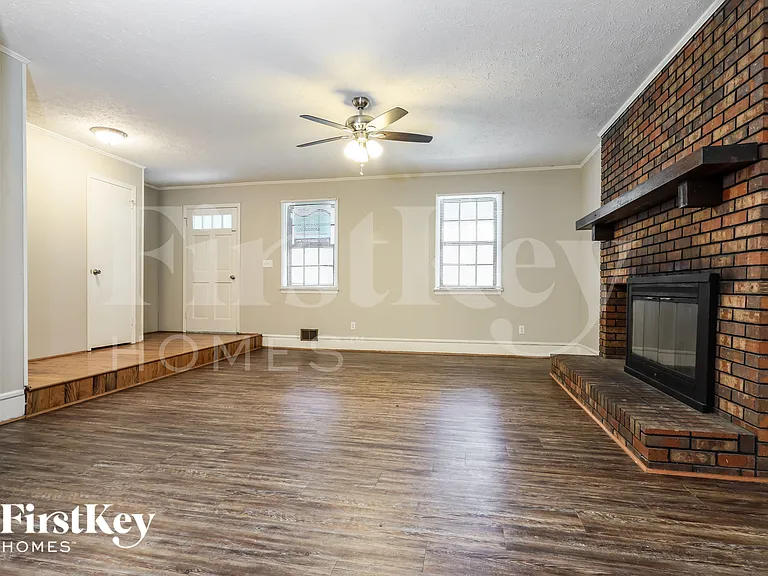 3704 Newport Dr — Photo 5