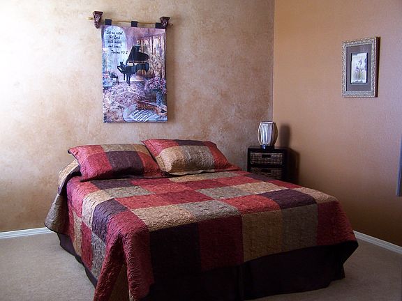 Large rooms with walkin closets