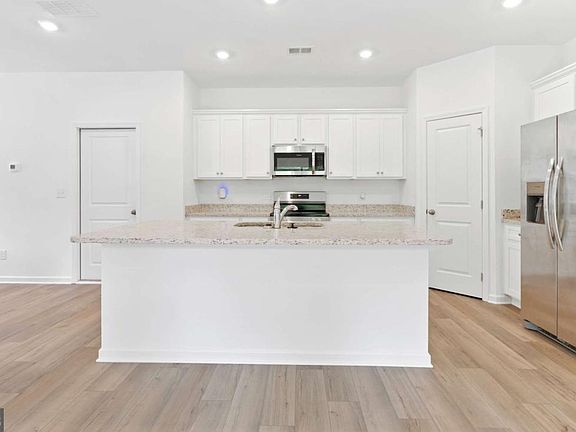 4th image of 828 Evergreen Rd