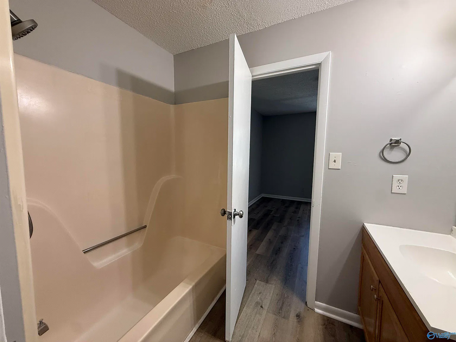 2 bed, 1.0 bath, 775 sqft, $900 — Photo 3