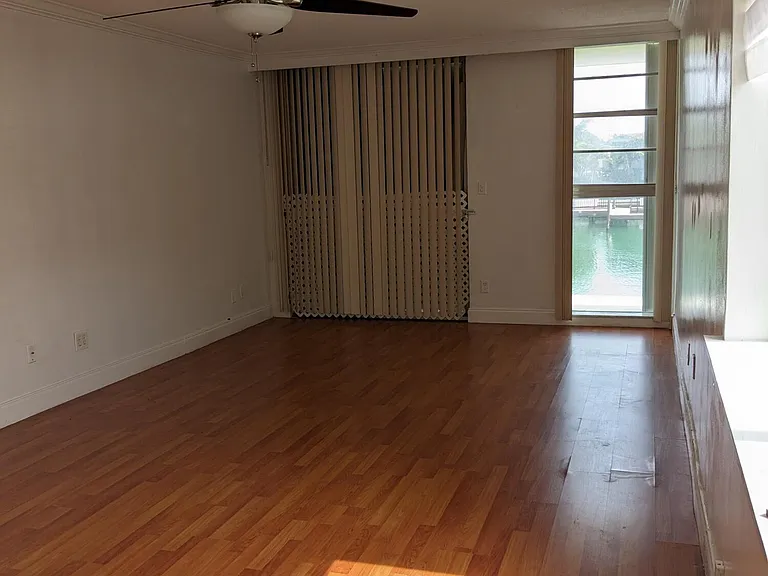 8001 N Crespi Blvd #2C — Photo 12