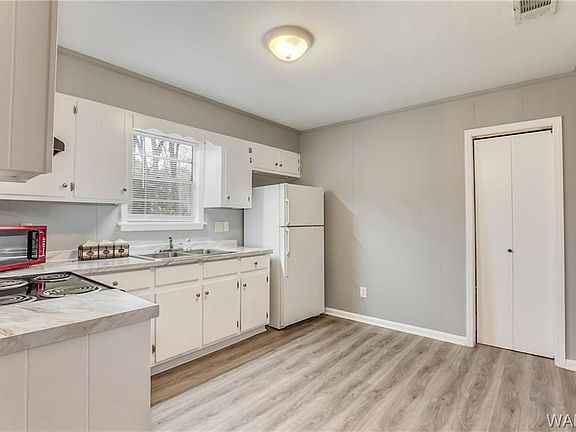 4th image of 558 Highland Oaks Dr